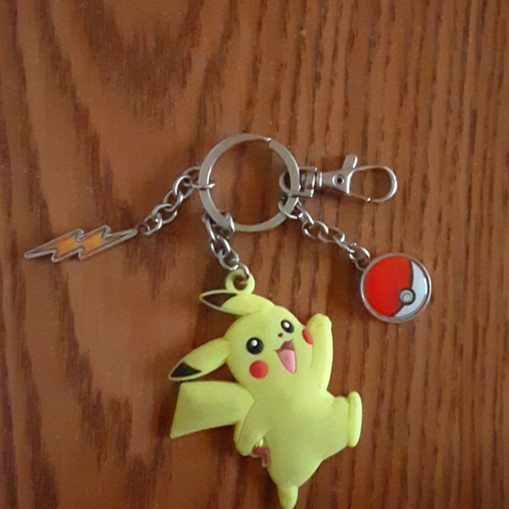 2016 POKEMON PIKACHU W/ BOLT & POKEMON BALL KEYCHAIN CHARMS NRMINT CONDITION